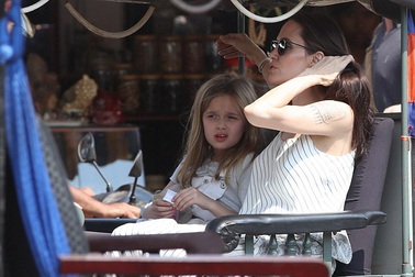 Angelina Jolie cùng các con tham quan Seam Reap bằng tuk tuk
