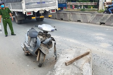Xe container húc khối bê tông văng trúng xe máy, 1 người nhập viện