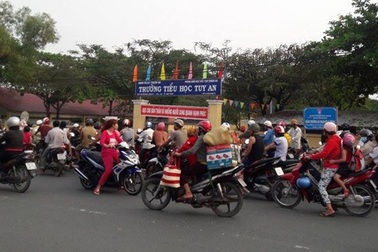 Giải bài toán giao thông trước trường học