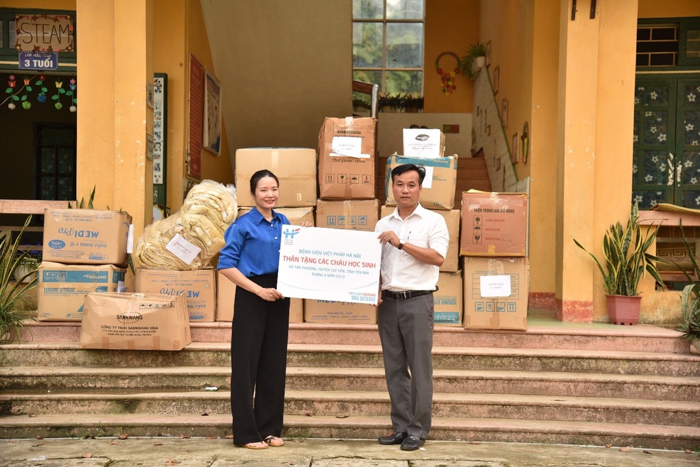 Bệnh viện Việt Pháp Hà Nội tặng quà cho học sinh tỉnh Yên Bái - 2 Bệnh viện Việt Pháp Hà Nội tặng quà cho học sinh tỉnh Yên Bái - 2