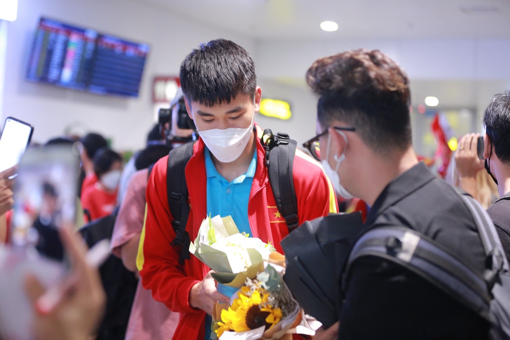 U23 Việt Nam về nước, người hâm mộ chào đón ở sân bay Nội Bài - 4 U23 Việt Nam về nước, người hâm mộ chào đón ở sân bay Nội Bài - 4