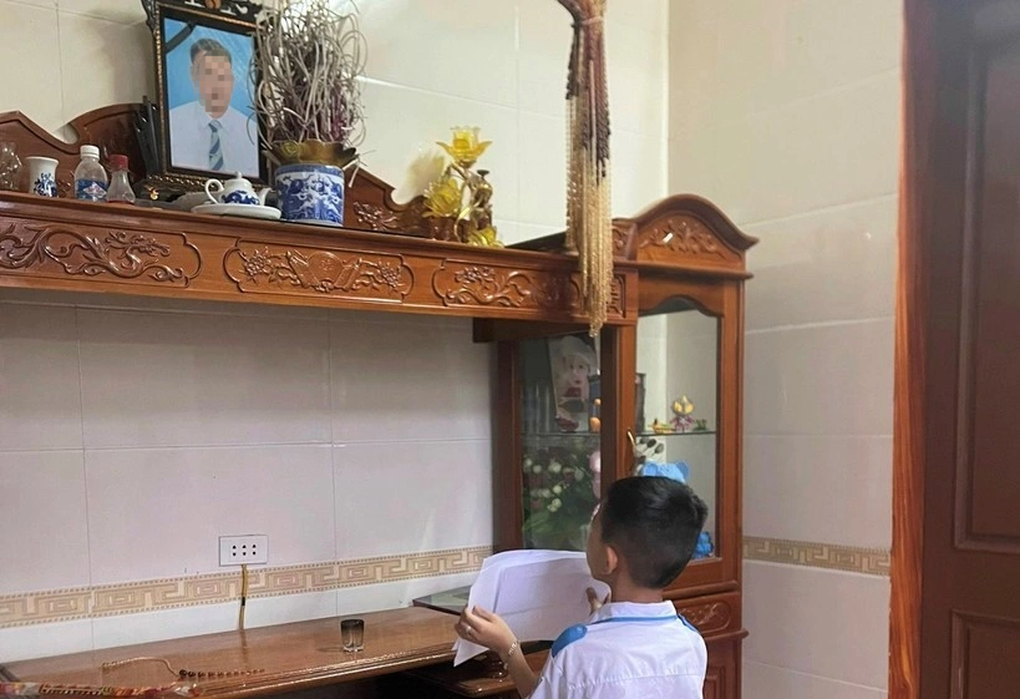 Xúc động hình ảnh cậu bé lớp 1 khoe giấy khen trước di ảnh bố - 1 Xúc động hình ảnh cậu bé lớp 1 khoe giấy khen trước di ảnh bố - 1
