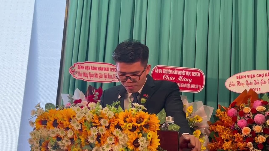 Sinh viên Lào và bài thơ tri ân thầy cô Việt Nam