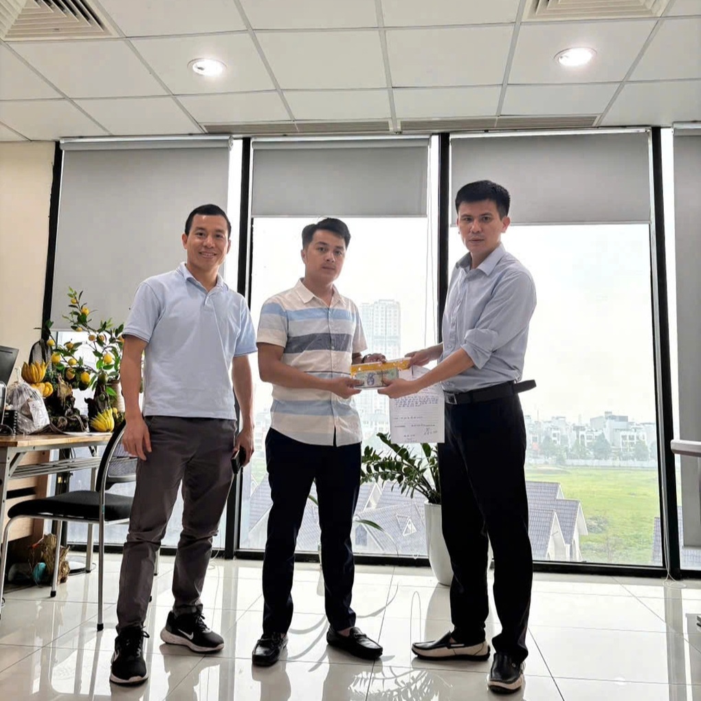 Người dân chung cư ở Hà Nội bất ngờ nhặt được cục tiền từ trên cao xuống - 3 Người dân chung cư ở Hà Nội bất ngờ nhặt được cục tiền từ trên cao xuống - 3