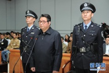 Quan tham ngày mặc áo rách, tối ngủ long sàng