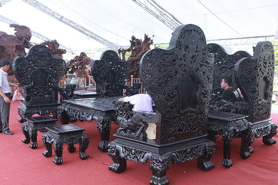 Đại gia Thanh Hóa vác bộ siêu bàn ghế 27 tỷ đồng đi triển lãm - 2 Đại gia Thanh Hóa vác bộ siêu bàn ghế 27 tỷ đồng đi triển lãm - 2