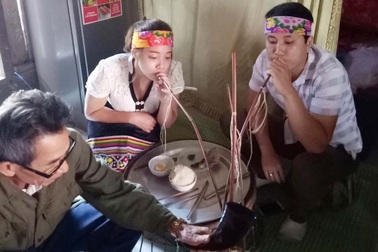 Hai thầy cô nên duyên nhờ cắm bản