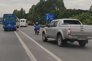 Đi vào làn xe máy trên cầu Thanh Trì, xe bán tải nhận cái kết "đắng"