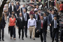 Tổng thống Pháp dạo phố cổ Hà Nội cùng GS Ngô Bảo Châu