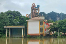 Hàng nghìn học sinh vùng hạ du Nghệ An nghỉ học vì nước lũ dâng cao