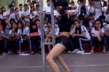 Vụ “múa cột sau lễ khai giảng”: Xem xét kỷ luật giáo viên liên quan