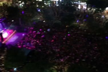 Mỹ Tâm khóc và gập người cảm ơn trước 10 ngàn khán giả trên phố đi bộ