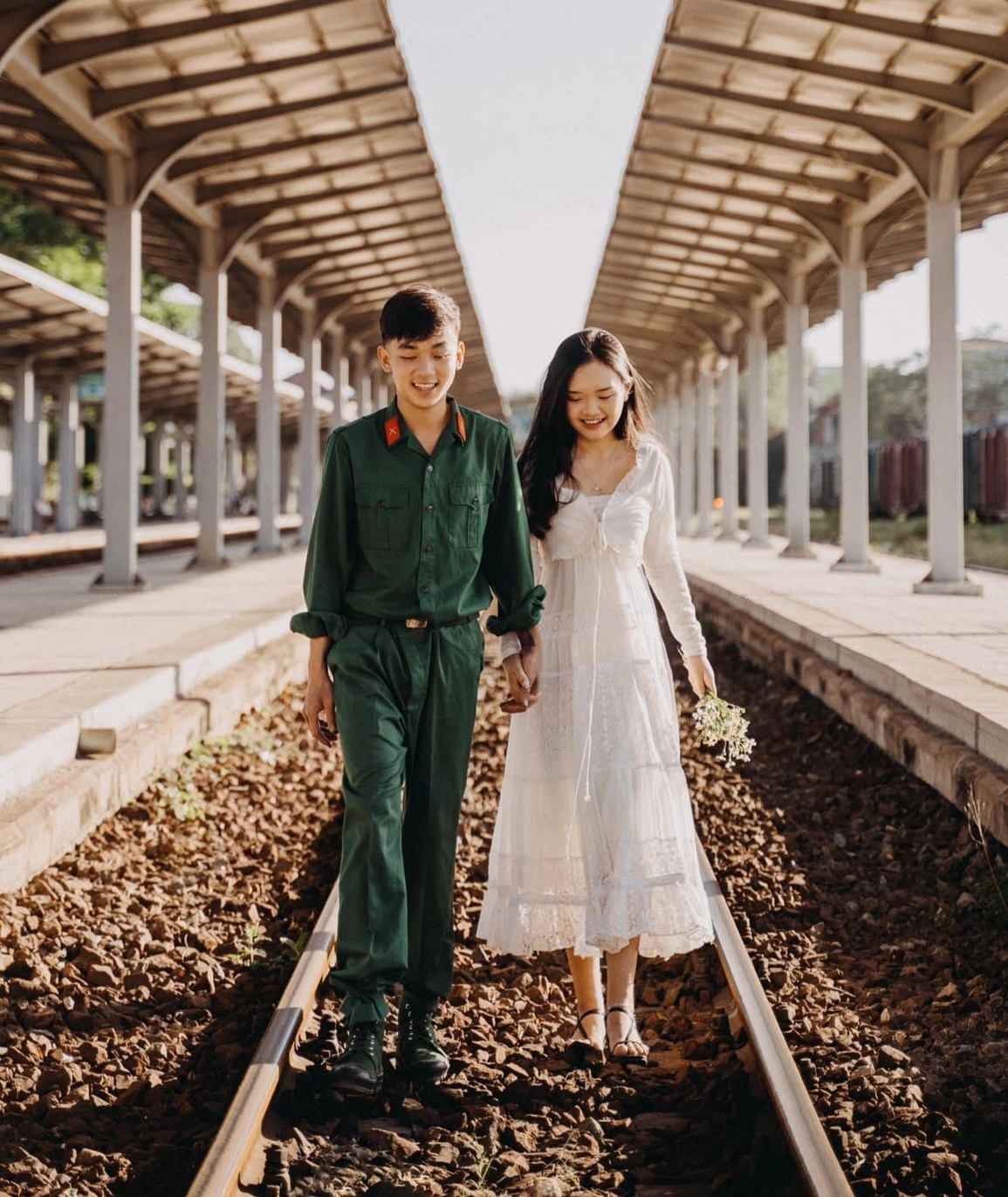 Bàn tay đen sạm, lem vết dầu mỡ minh chứng cho tình yêu của một chàng trai - 1 Bàn tay đen sạm, lem vết dầu mỡ minh chứng cho tình yêu của một chàng trai - 1