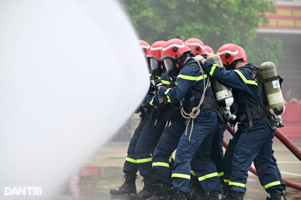 Công an TPHCM ra mắt hai tổ cảnh sát tinh nhuệ trên cạn và dưới nước - 2 Công an TPHCM ra mắt hai tổ cảnh sát tinh nhuệ trên cạn và dưới nước - 2