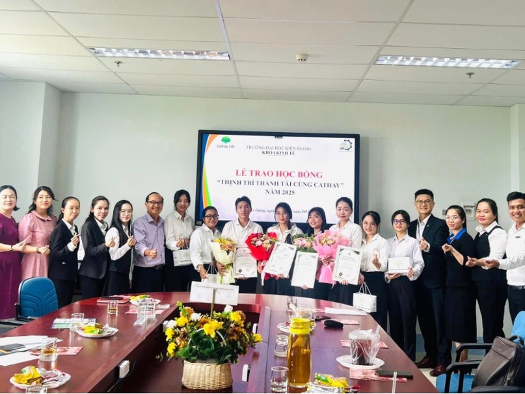 Cathay Life Việt Nam trao học bổng cho sinh viên tại khu vực Cần Thơ - 3 Cathay Life Việt Nam trao học bổng cho sinh viên tại khu vực Cần Thơ - 3