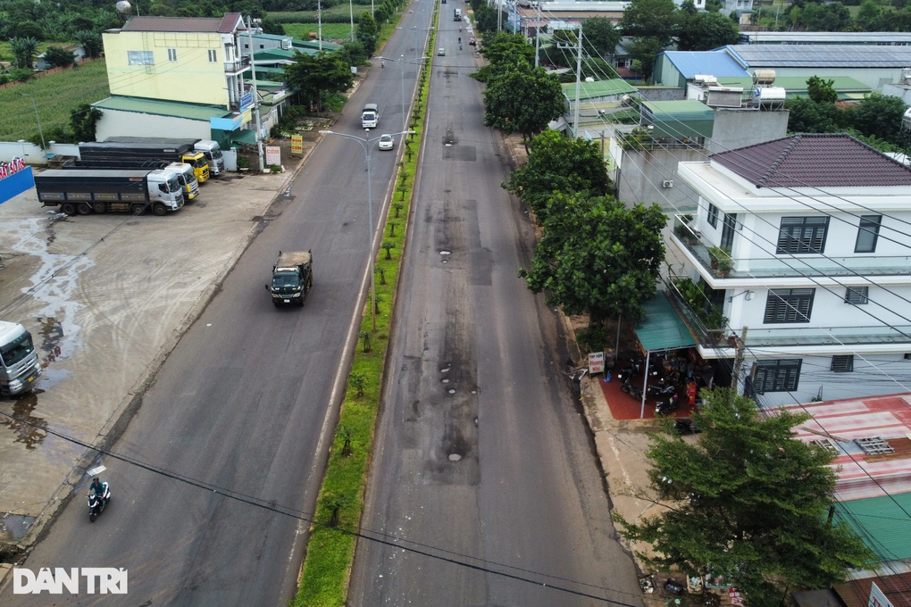 Đường trăm tỷ vừa đắp hơn 9 tỷ để khắc phục hư hỏng lại chi chít ổ gà - 2 Đường trăm tỷ vừa đắp hơn 9 tỷ để khắc phục hư hỏng lại chi chít ổ gà - 2