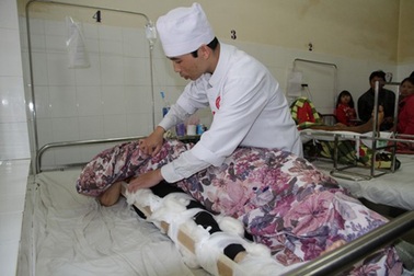 Vụ xe khách mất thắng đâm vào vách núi: 45 người nhập viện