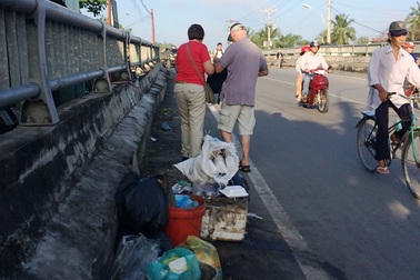 Cần Thơ: Rác trú ngụ trên cầu du lịch lâu đến nỗi đã có “sổ đỏ”?