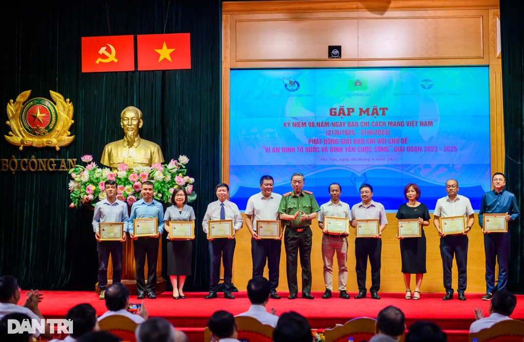 Tổng biên tập báo Dân trí nhận kỷ niệm chương của Bộ Công an - 2 Tổng biên tập báo Dân trí nhận kỷ niệm chương của Bộ Công an - 2