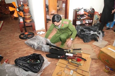 Phát hiện nhiều hàng “nóng”, pháo lậu ở cửa hàng bách hóa