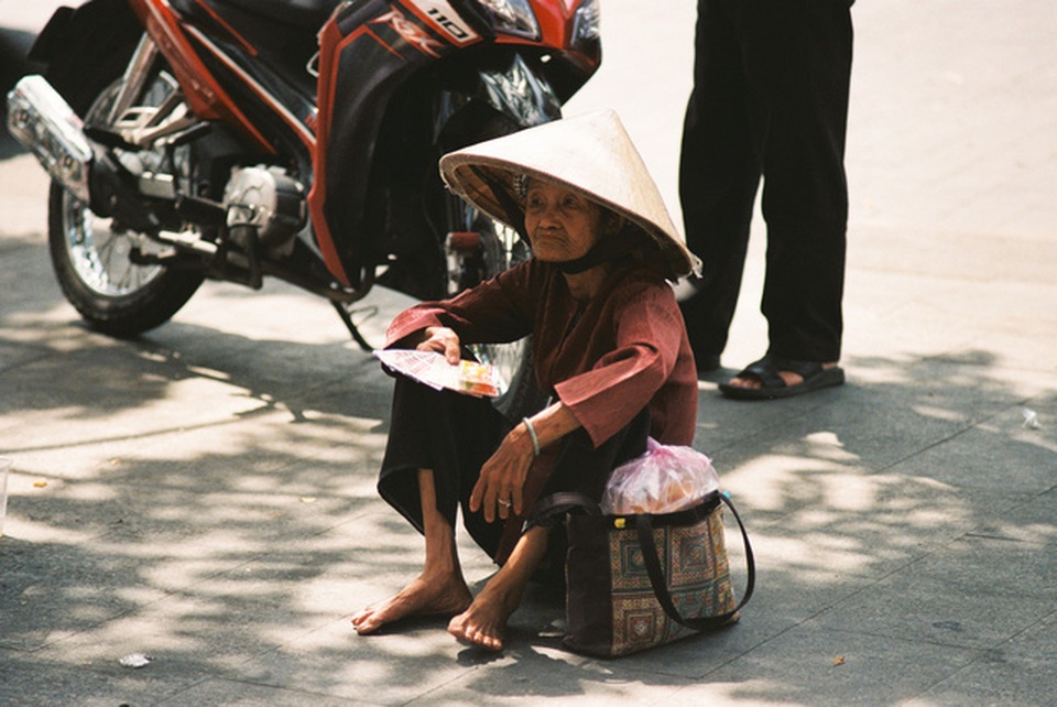 Người Hà Nội chật vật mưu sinh dưới nắng hè gay gắt - 3 Người Hà Nội chật vật mưu sinh dưới nắng hè gay gắt - 3