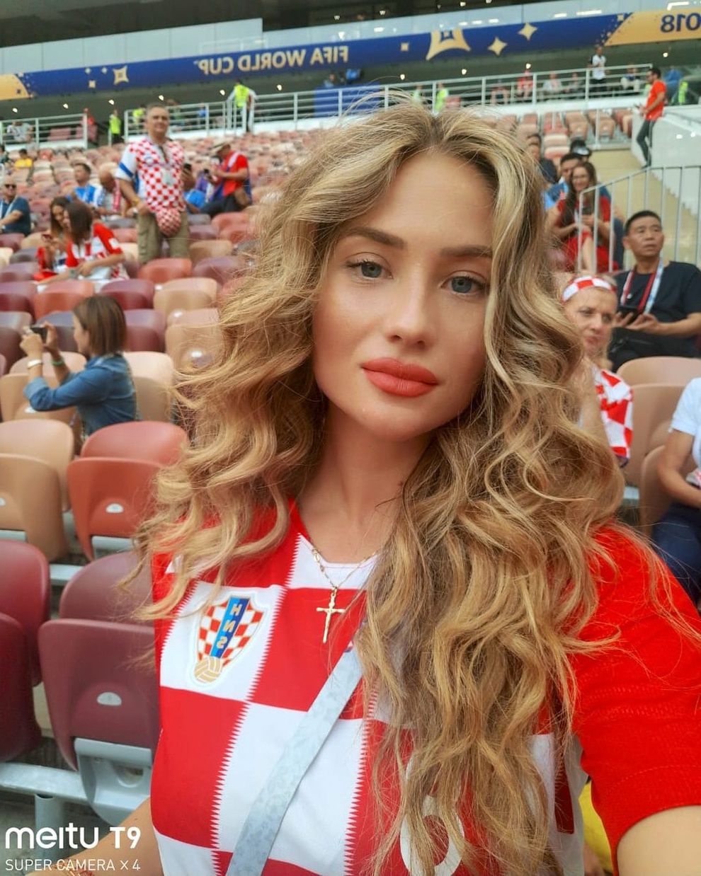 Dàn mỹ nhân hậu phương của tuyển Anh và Croatia đọ sắc nóng bỏng - 2