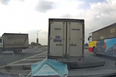 Xe tải phanh gấp để quay đầu trên cầu, suýt gây tai nạn liên hoàn