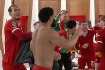 Ngôi sao Liverpool nhảy múa ăn mừng suốt đêm sau khi vô địch Carabao Cup