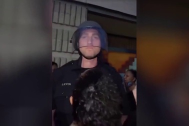 Video cảnh sát Mỹ đứng yên khi người biểu tình đồng loạt khiêu khích