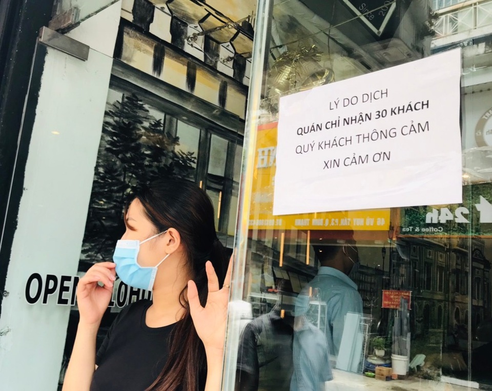 Ngại bị phạt, người dân TPHCM đi ăn trưa, cà phê cũng... đeo khẩu trang - 6 Ngại bị phạt, người dân TPHCM đi ăn trưa, cà phê cũng... đeo khẩu trang - 6
