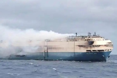 Tàu chở 3.000 ô tô chìm dưới đáy biển sâu 5.000m