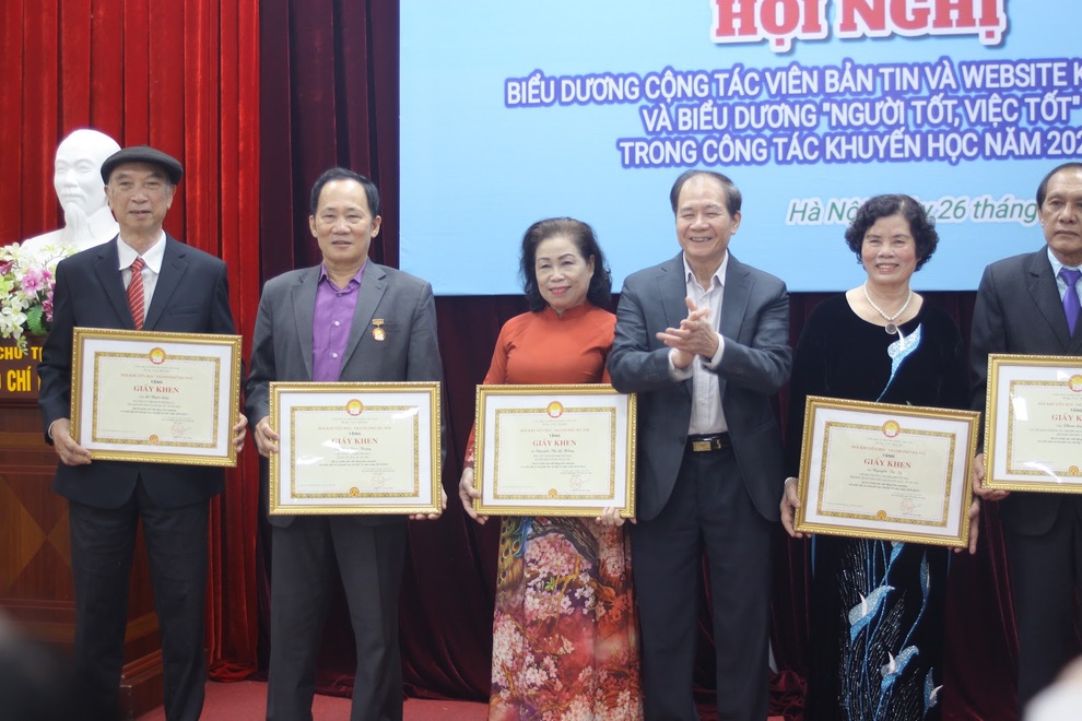 Hội Khuyến học Hà Nội biểu dương gương Người tốt việc tốt - 2 Hội Khuyến học Hà Nội biểu dương gương Người tốt việc tốt - 2
