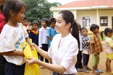 Hoa khôi Nam Em vượt 300km mang trung thu đến với trẻ em K'Ho