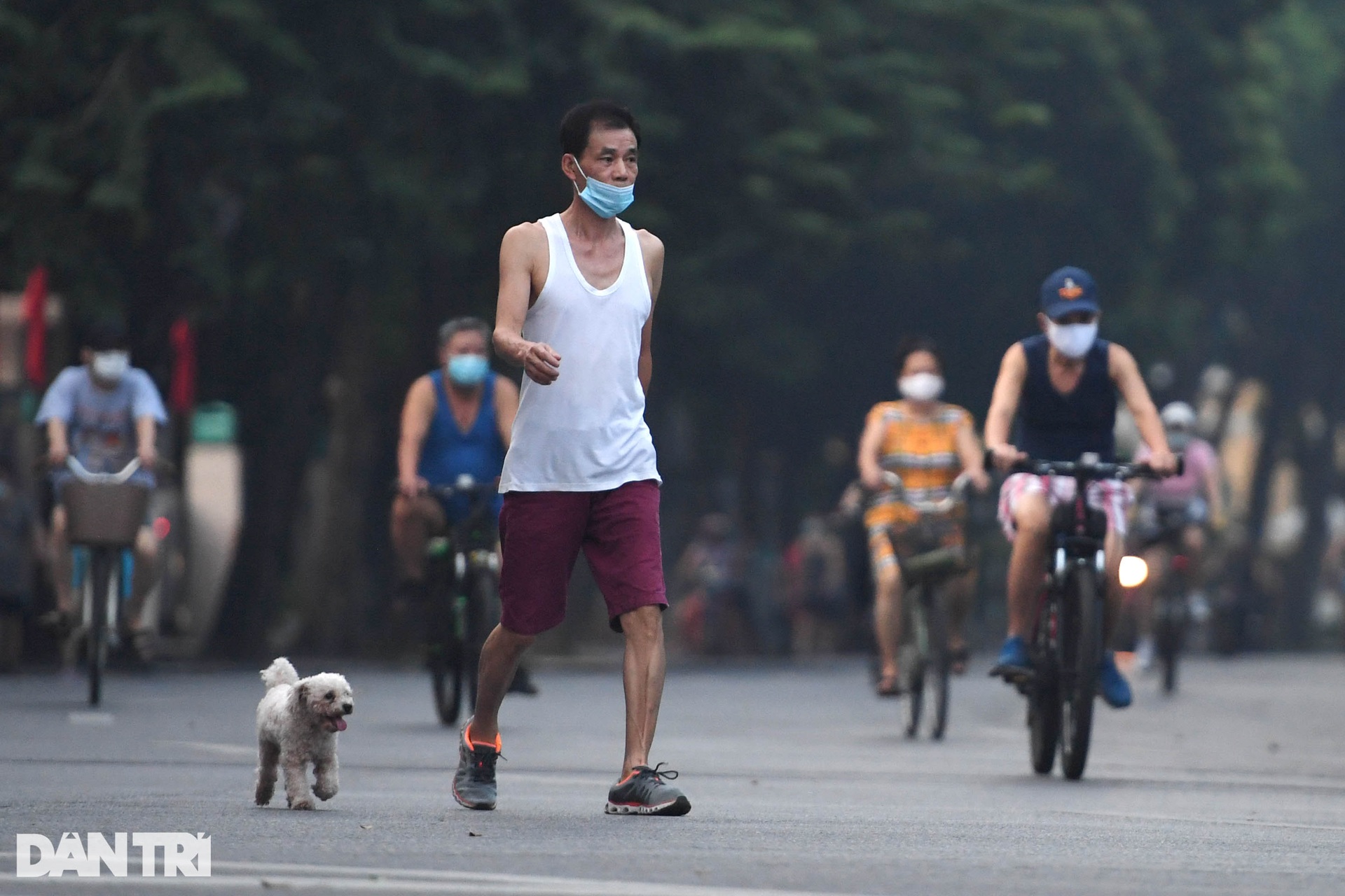 Phớt lờ quy định phòng dịch, người dân đổ ra hồ Gươm tập thể dục sáng - 9 Phớt lờ quy định phòng dịch, người dân đổ ra hồ Gươm tập thể dục sáng - 9