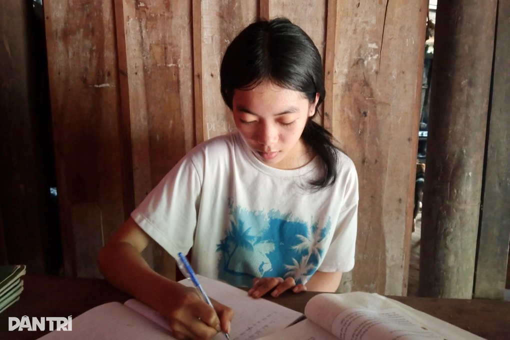 Không bố, mẹ khuyết tật, nữ sinh nghèo đứng trước nguy cơ phải bỏ học - 1 Không bố, mẹ khuyết tật, nữ sinh nghèo đứng trước nguy cơ phải bỏ học - 1