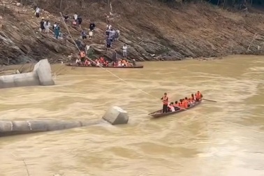 Lũ cuốn trôi cầu, "thót tim" cảnh hơn 200 học sinh vượt sông đến trường
