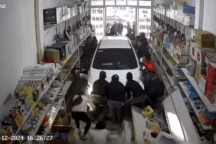 Vụ xe lao vào nhà tông bé gái tử vong: Phút ám ảnh nhấc xe cứu nạn nhân