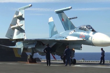 Tàu sân bay, tàu khu trục Nga phô diễn sức mạnh ngoài khơi Syria