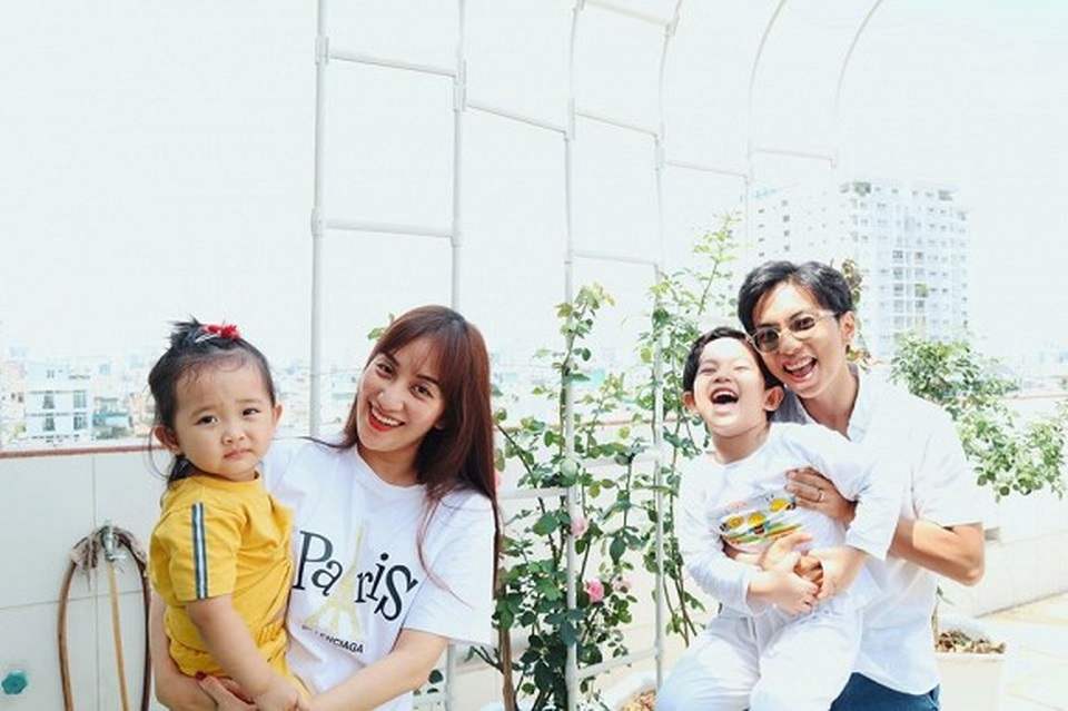 Ngắm khu vườn ngập hoa hồng trên ban công của Khánh Thi- Phan Hiển - 10 Ngắm khu vườn ngập hoa hồng trên ban công của Khánh Thi- Phan Hiển - 10