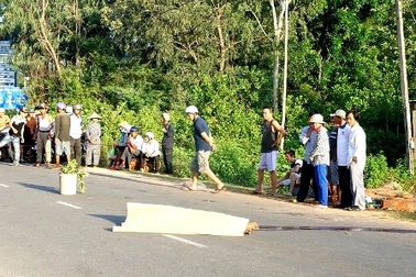 Đang điều tra một thanh niên bị chém chết giữa đêm