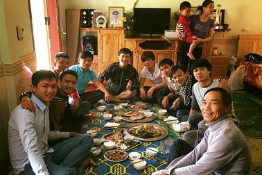 Công Phượng đãi cơm bạn bè trước ngày đi Nhật Bản