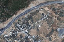 Vết nứt đáng sợ từ thảm họa động đất làm bẻ cong cả một con đường