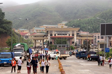 “Chen chân” ở chợ vùng biên trong kỳ nghỉ lễ