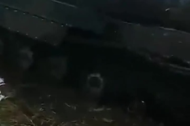 Binh sĩ Nga kiểm tra số xe tăng và xe chiến đấu bộ binh thu được từ Ukraine