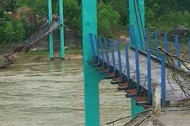 Đứt cầu treo, hơn 300 hộ dân bị cô lập