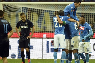 Vidic tệ hại, Inter chia điểm kịch tính với Napoli