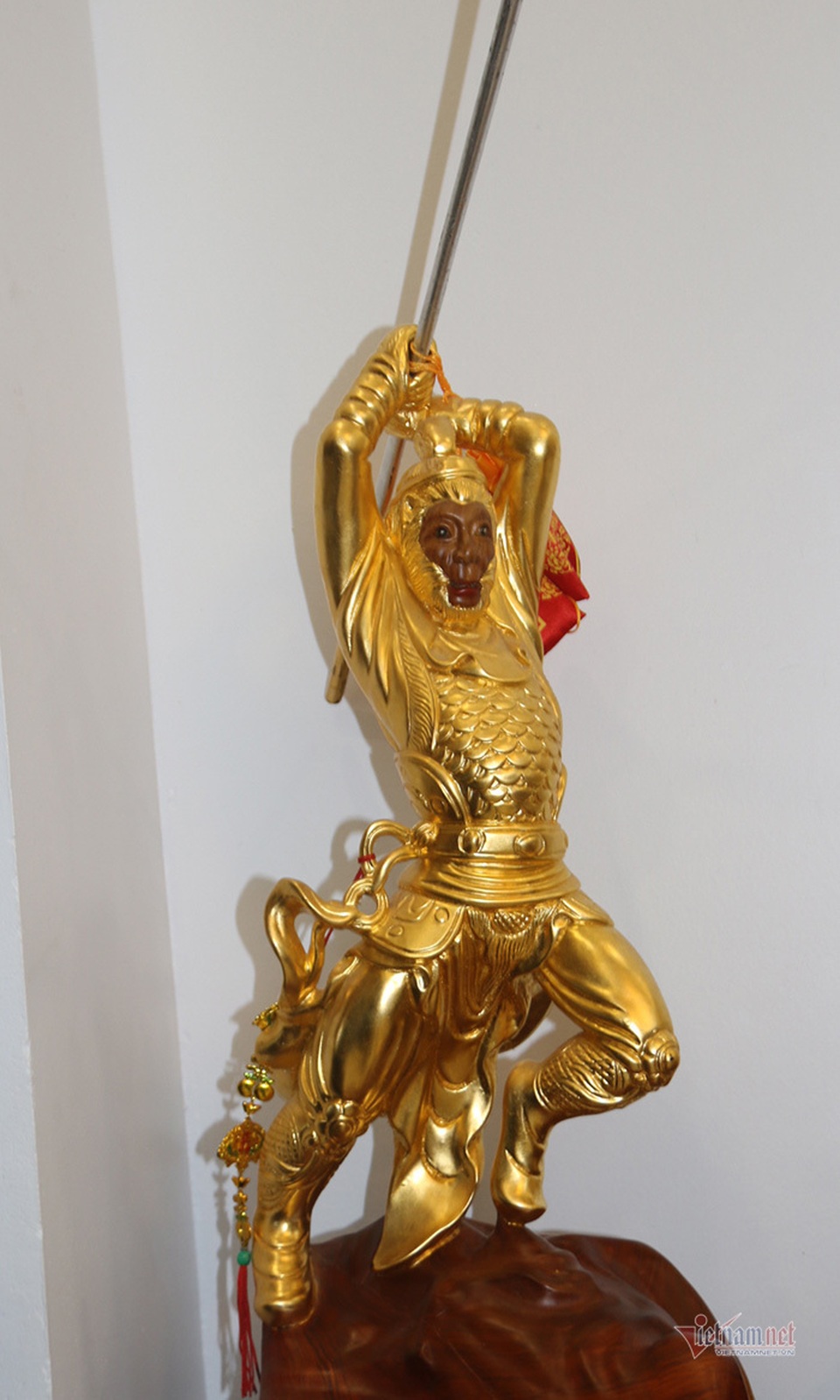 Chiêm ngưỡng bộ bàn ghế tiền tỷ đại gia dát vàng chơi Tết - 6 Chiêm ngưỡng bộ bàn ghế tiền tỷ đại gia dát vàng chơi Tết - 6