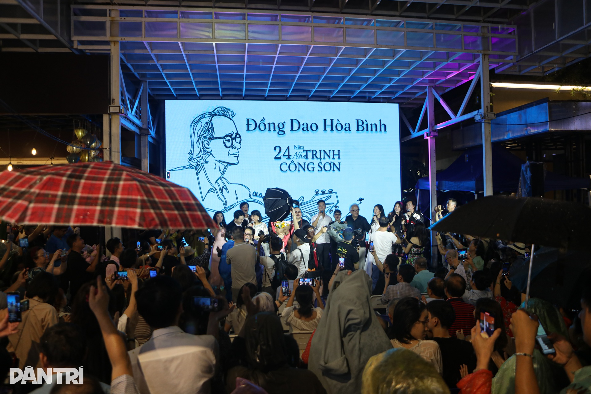Hồng Nhung, Quang Dũng hòa giọng tưởng nhớ 24 năm ngày mất Trịnh Công Sơn - 12 Hồng Nhung, Quang Dũng hòa giọng tưởng nhớ 24 năm ngày mất Trịnh Công Sơn - 12