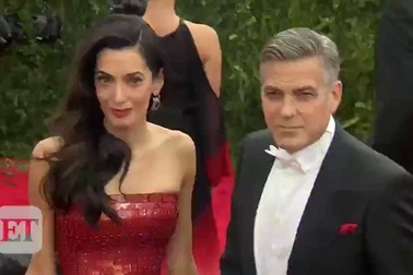 Amal Clooney sành điệu ra phố