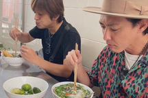 Hai diễn viên "Siêu nhân Gao" ăn phở bò và dạo quanh phố phường Hà Nội